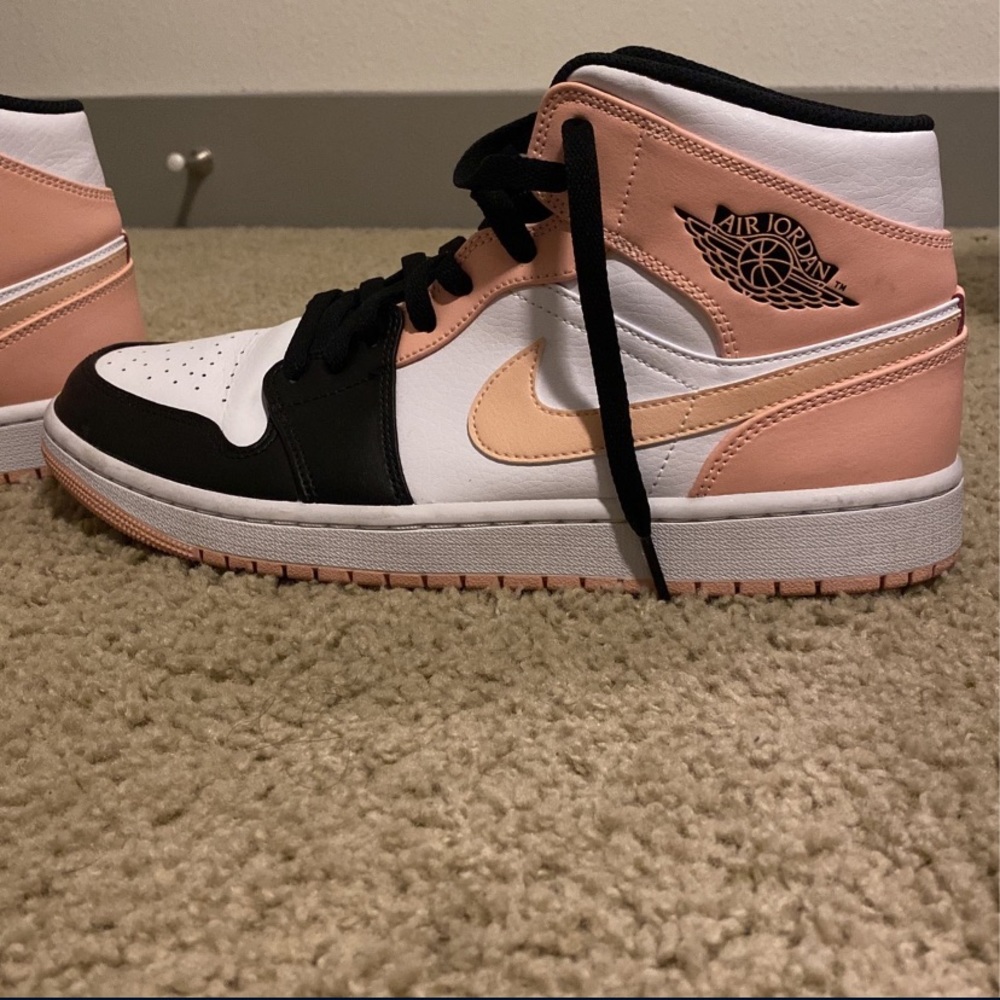 jordan air 1 mind,black,white,pink, walked in twice